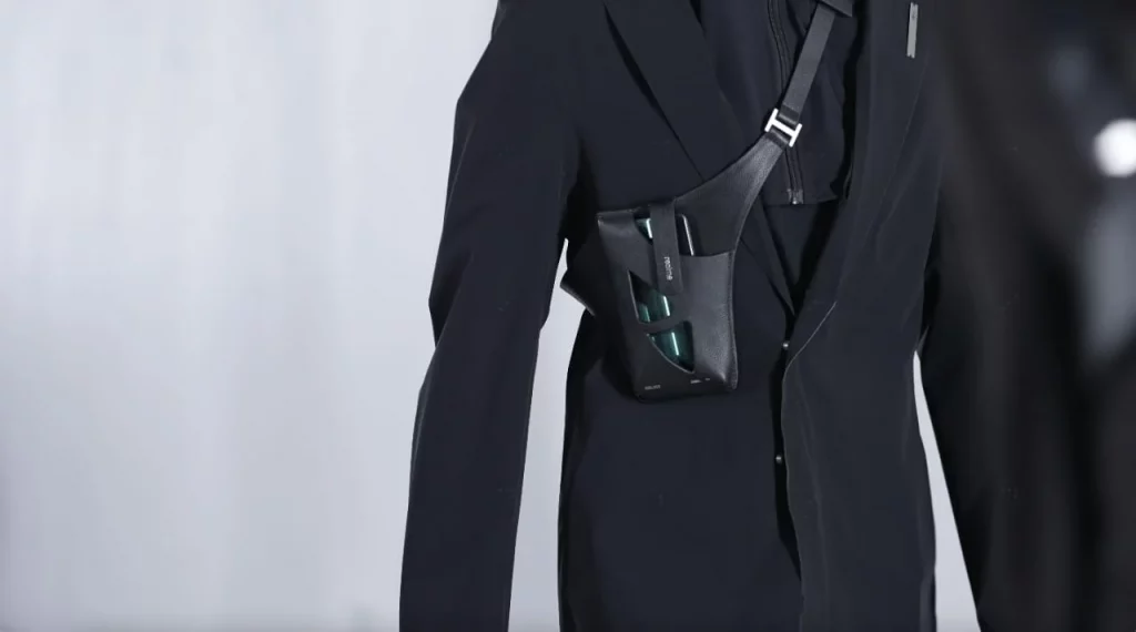 realme X HELIOT EMIL KV 1 - realme 9 Pro Carry Bag enters in Paris Fashion Week